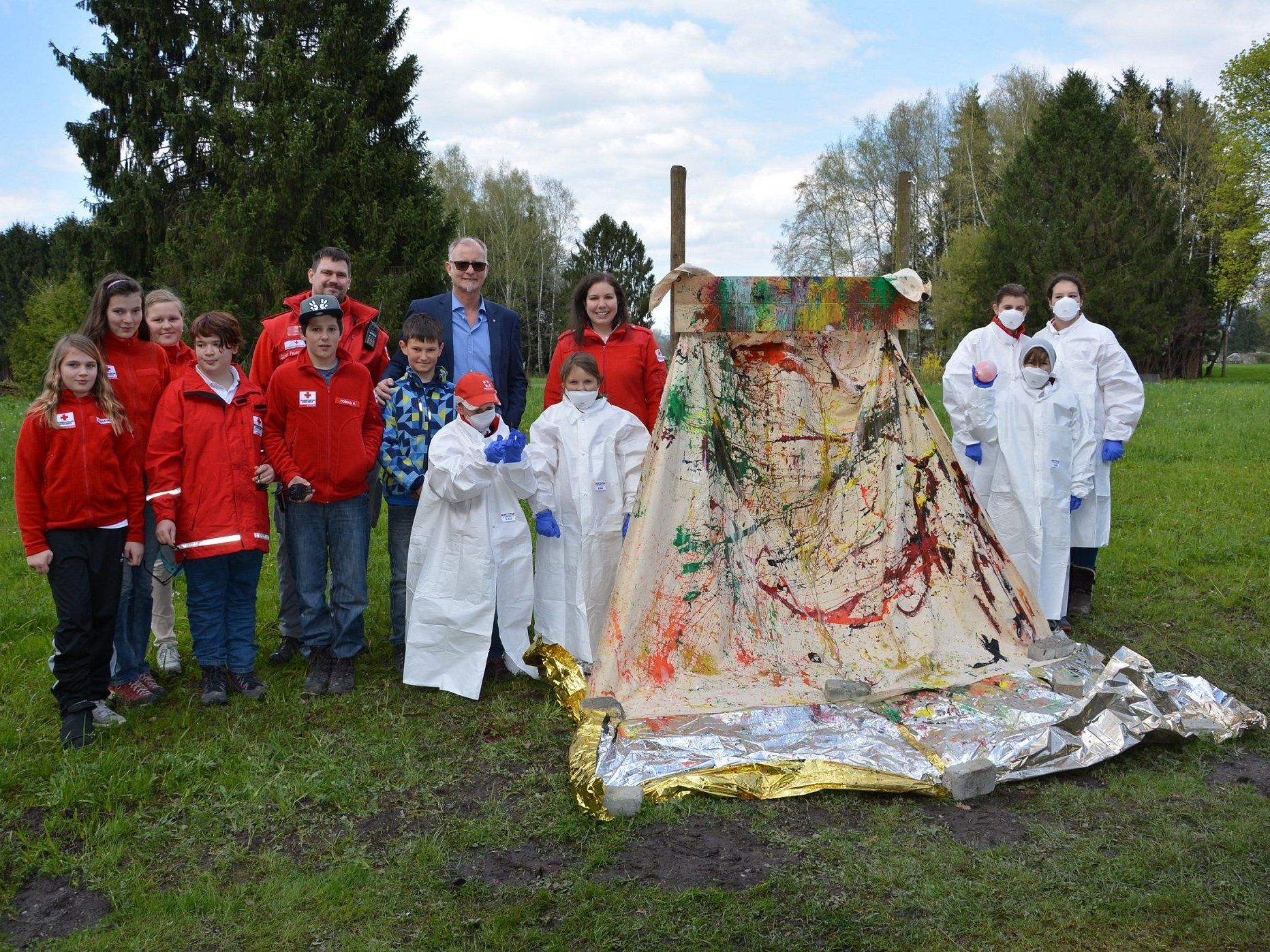 Beim Jugend-Rotkreuz-Tag in Lustenau entstand auch ein Kunstgemälde. Beim Jugend-Rotkreuz-Tag in Lustenau entstand auch ein Kunstgemälde.