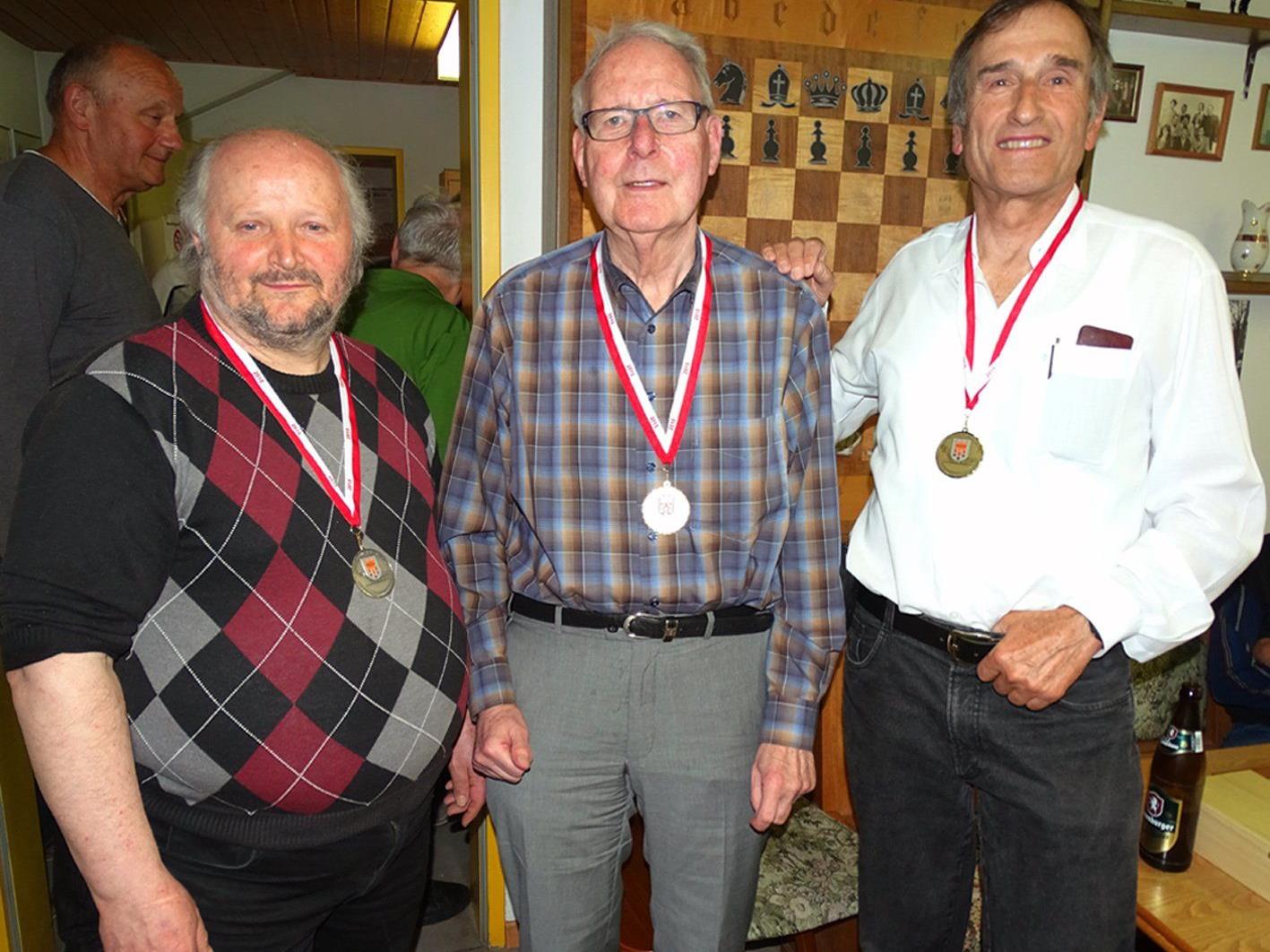 Hans-Uwe Kock (Mitte) gewann die Landesmeisterschaft vor Bruno Eiler und Erich Peterlunger (r.)