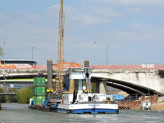 Das Abbruch-Schiff das im Rahmen der Sanierung des Knoten Prater am Donaukanal in Wien zum Einsatz kommt