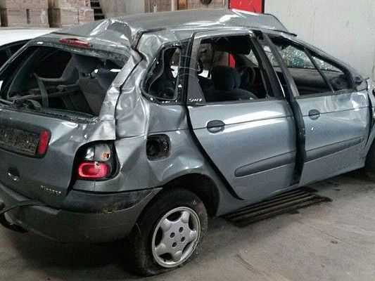 Der Unfallwagen nach dem Crash auf der A4 Der Unfallwagen nach dem Crash auf der A4