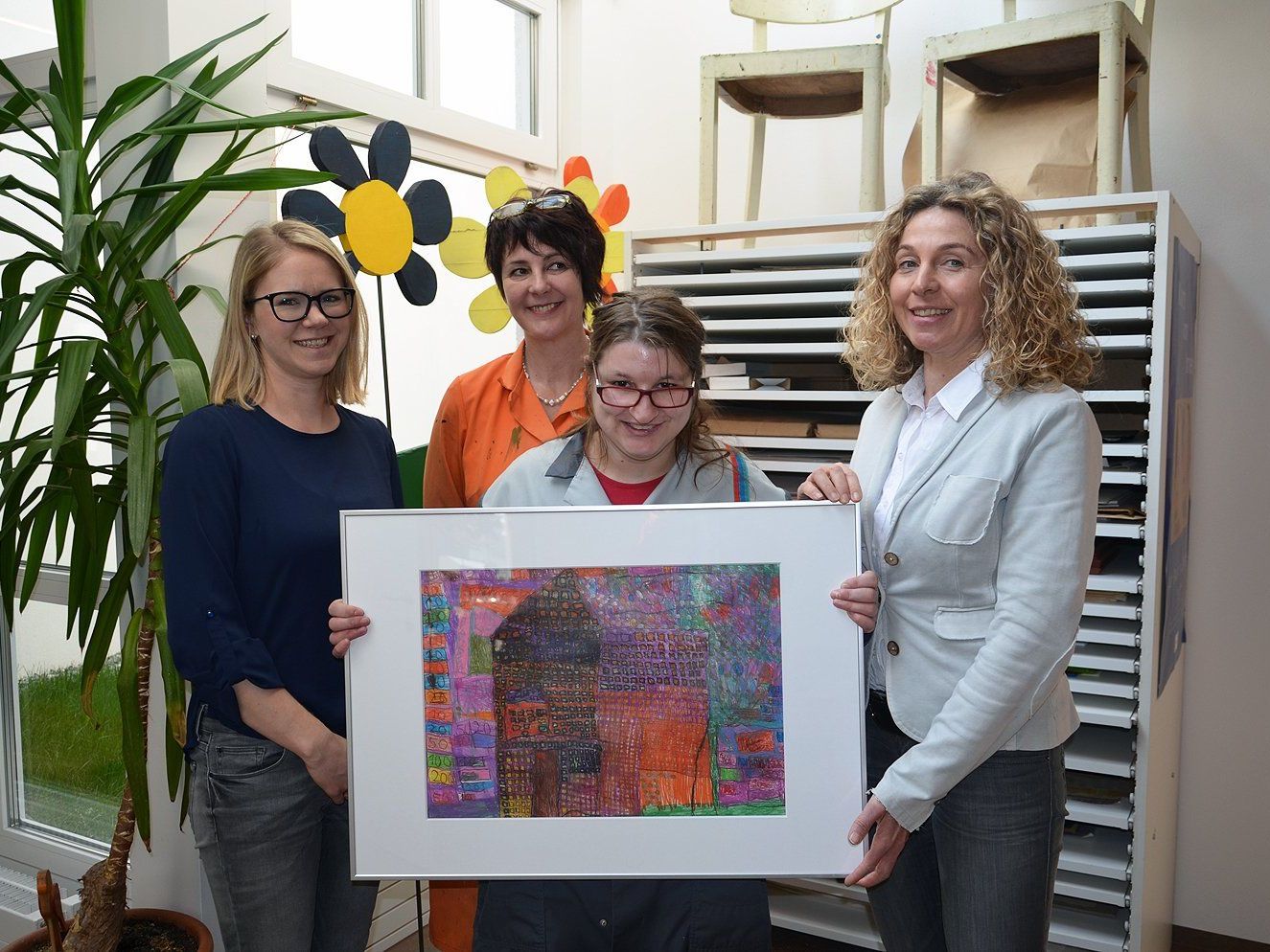 Sabrina Flatz (Dornbirner Sparkasse), Doris Fässler (ARTelier Lustenau), Künstlerin Bettina Plattner (m.) und Christel Schwendinger (Dornbirner Sparkasse) bei der Bildübergabe. Sabrina Flatz (Dornbirner Sparkasse), Doris Fässler (ARTelier Lustenau), Künstlerin Bettina Plattner (m.) und Christel Schwendinger (Dornbirner Sparkasse) bei der Bildübergabe.