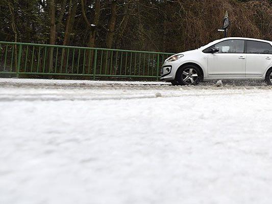 Auf der schneebedeckten Höhenstraße in Wien tobte Sturmtief "Niklas" zum Leidwesen der Autofahrer