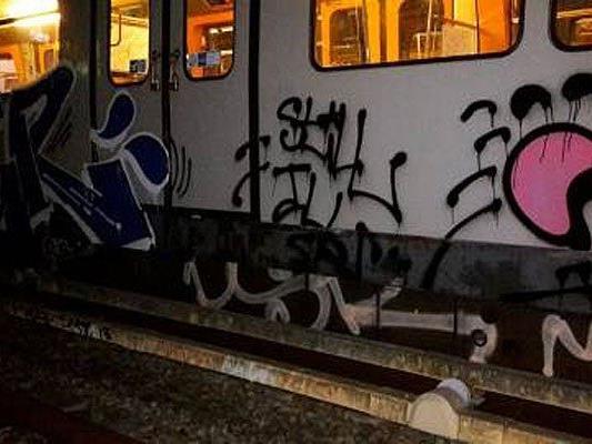 Der von den Sprayern besprühte U-Bahn-Zug