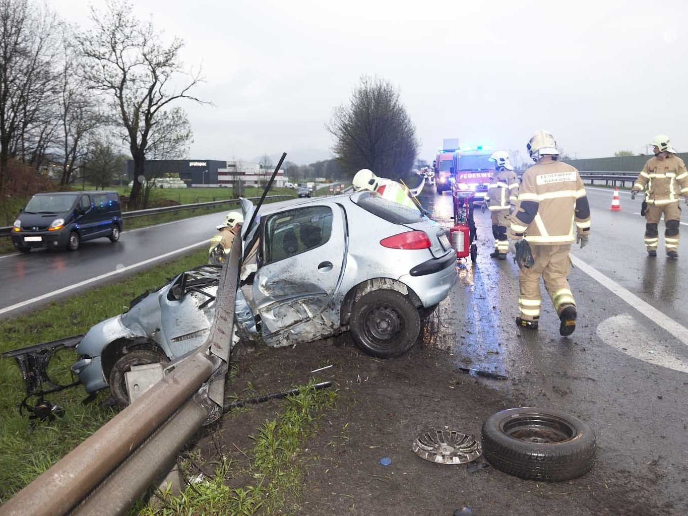 Pkw-Lenkerin konnte sich selbst befreien. Pkw-Lenkerin konnte sich selbst befreien.