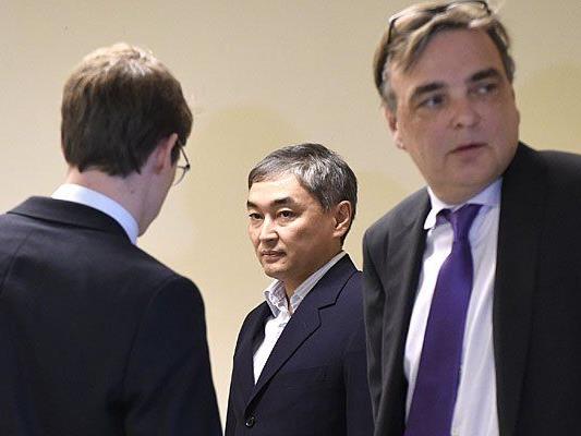 Der frühere Nurbank-Vorstandsvorsitzende Abilmazhen Gilimov (M) als Zeuge beim Prozess in Wien