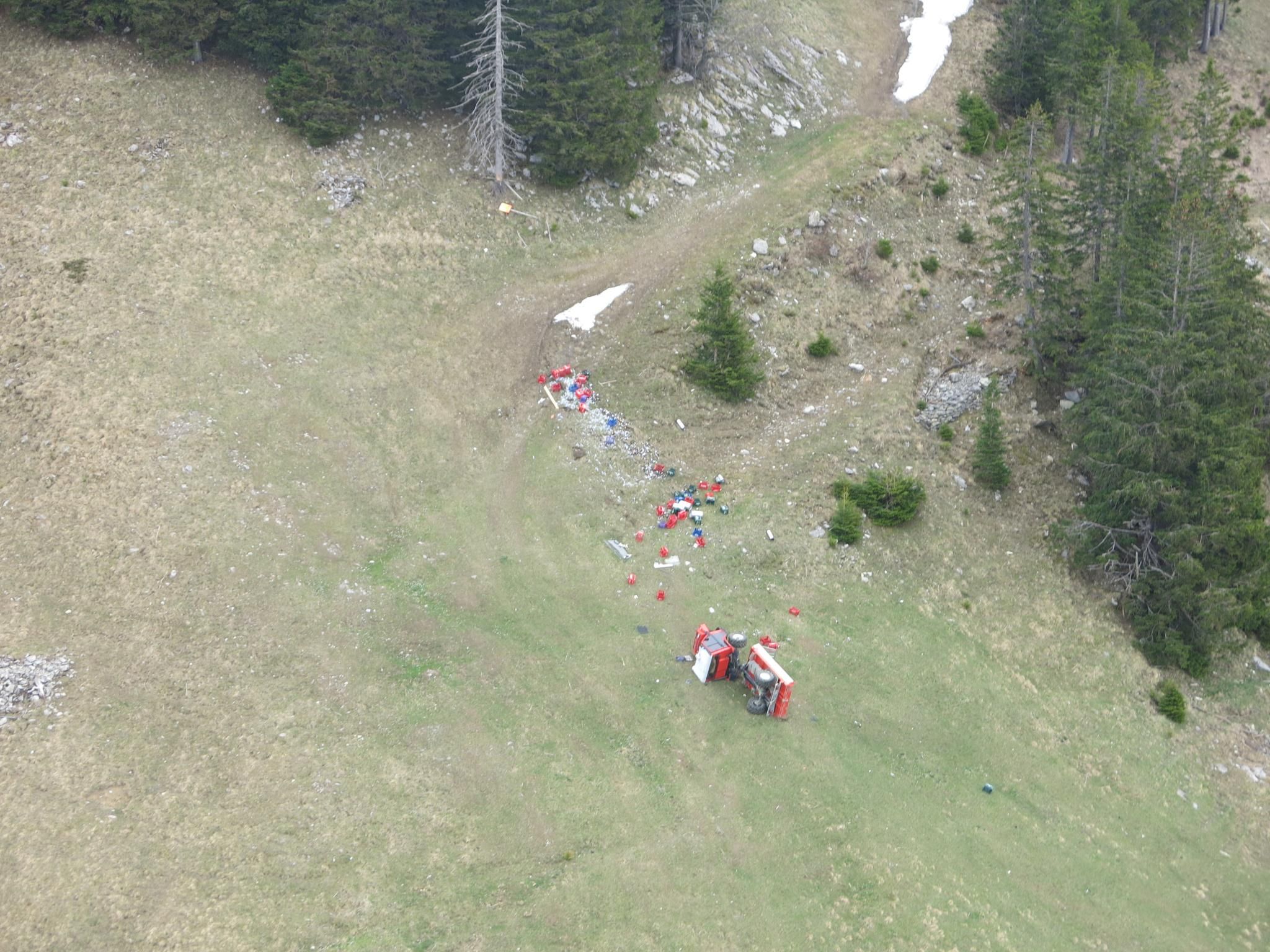 Gefährt kippte in steilem Gelände um und überschlug sich mehrmals Gefährt kippte in steilem Gelände um und überschlug sich mehrmals