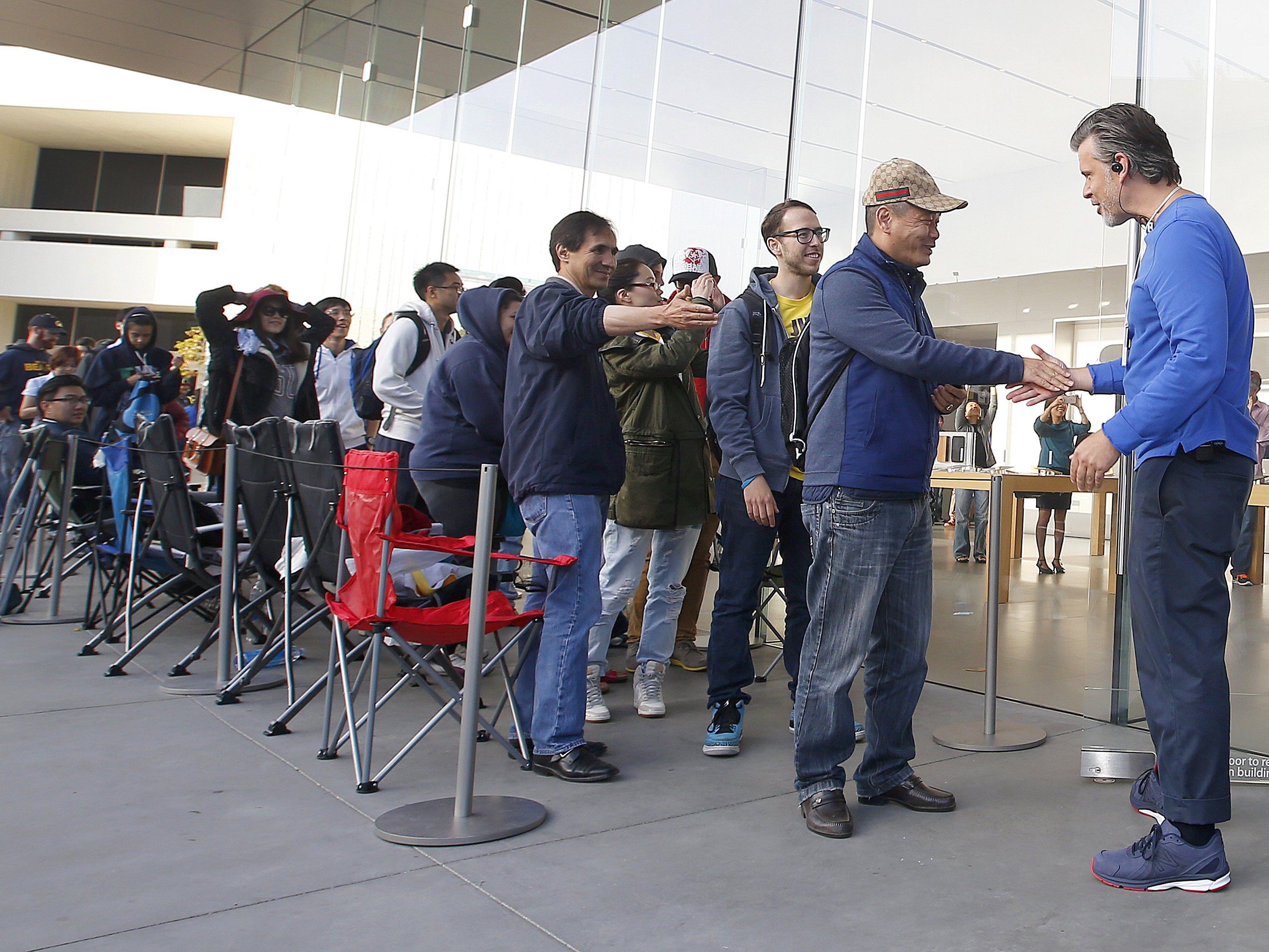 Will man bei Apple nicht mehr sehen: Lange Schlangen vor den Geschäften.