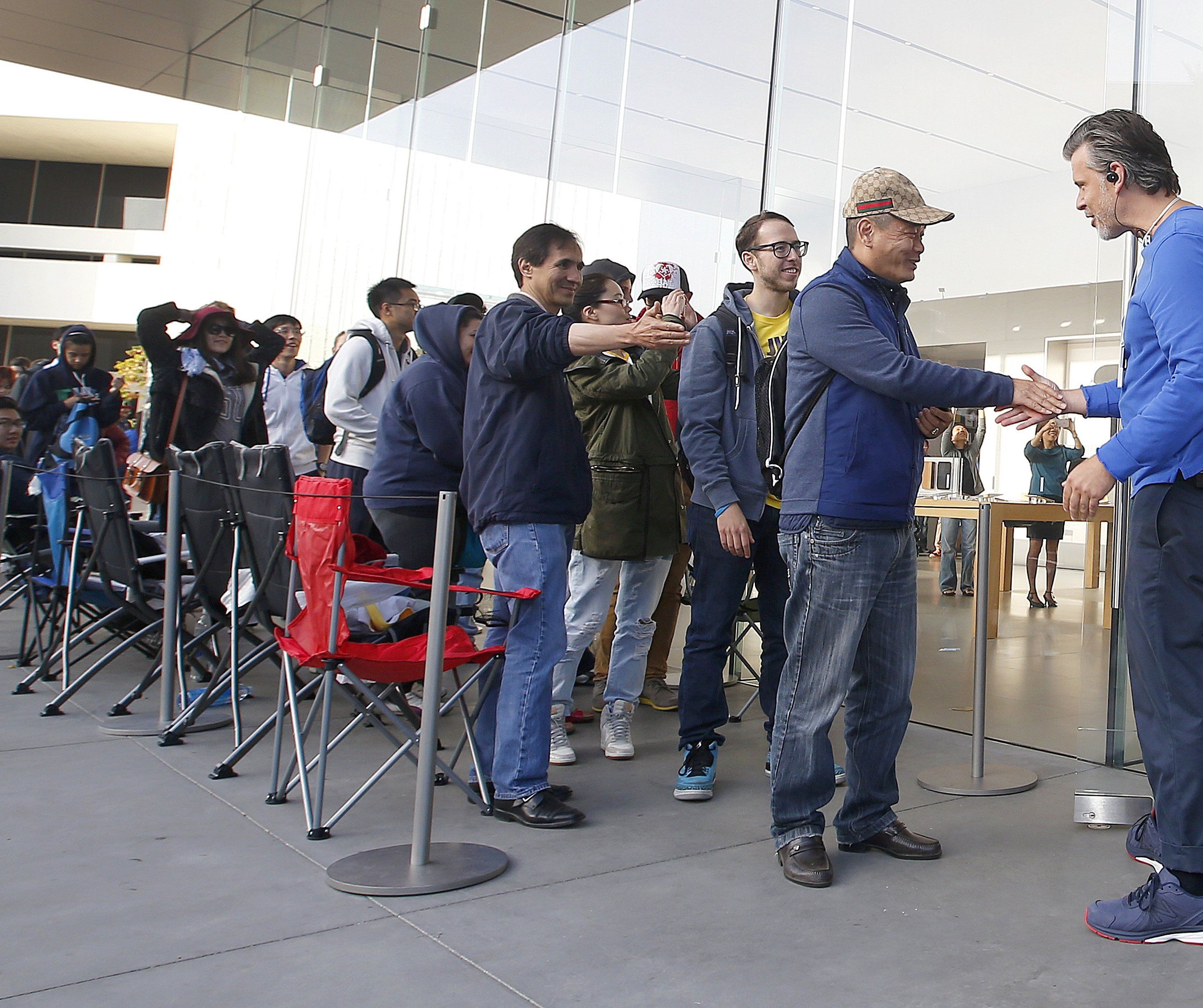 Will man bei Apple nicht mehr sehen: Lange Schlangen vor den Geschäften. Will man bei Apple nicht mehr sehen: Lange Schlangen vor den Geschäften.