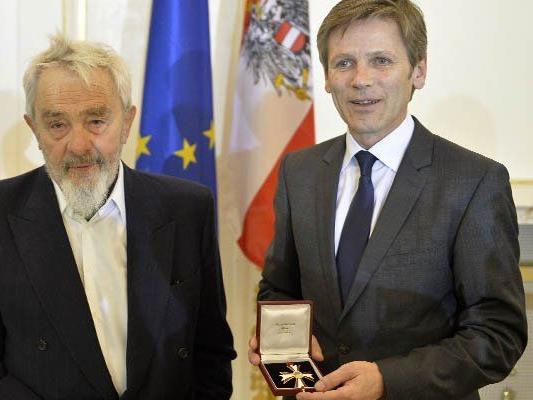 Arnulf Rainer bekam "Österreichisches Ehrenkreuz für Wissenschaft und Kunst 1. Klasse"