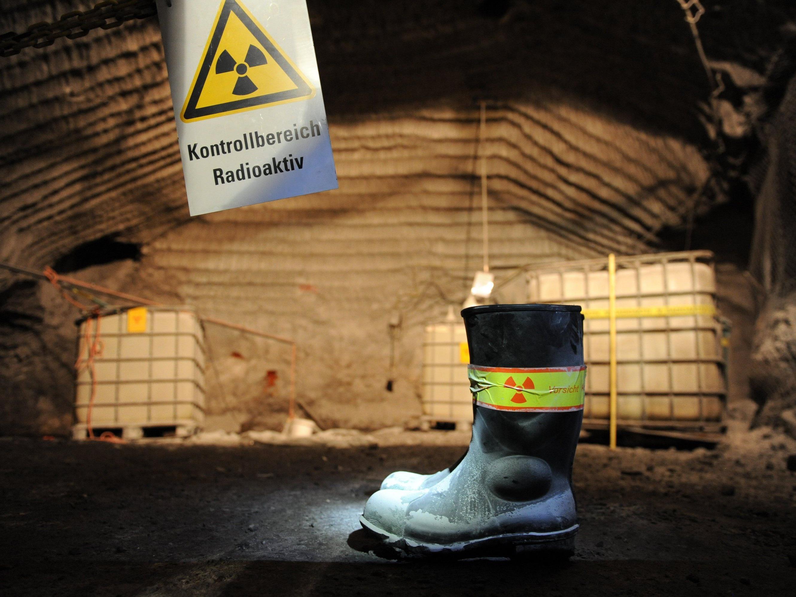 AKW-Betreiber hoffen auf Behörden-Entscheid. Im Bild: Ein Warnschild vor radioaktiver Strahlung im Atommülllager Asse (D).