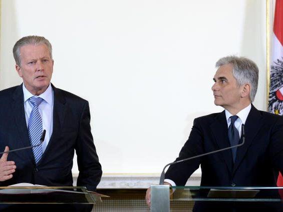 VK Reinhold Mitterlehner (l.) und BK Werner Faymann während des Pressefoyers nach einer Sitzung des Ministerrates