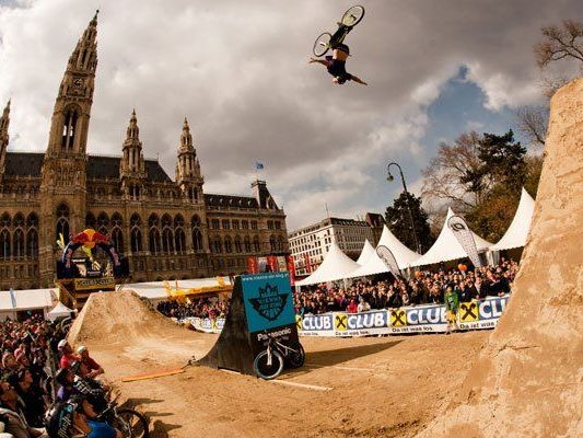 Waghalsige Stunts gibt es beim Bike Festival am Rathausplatz zu sehen. Waghalsige Stunts gibt es beim Bike Festival am Rathausplatz zu sehen.