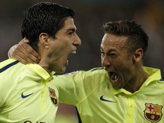 Suarez (2 Tore) und Neymar (1 Tor) bejubeln den Barca-Sieg in Paris.