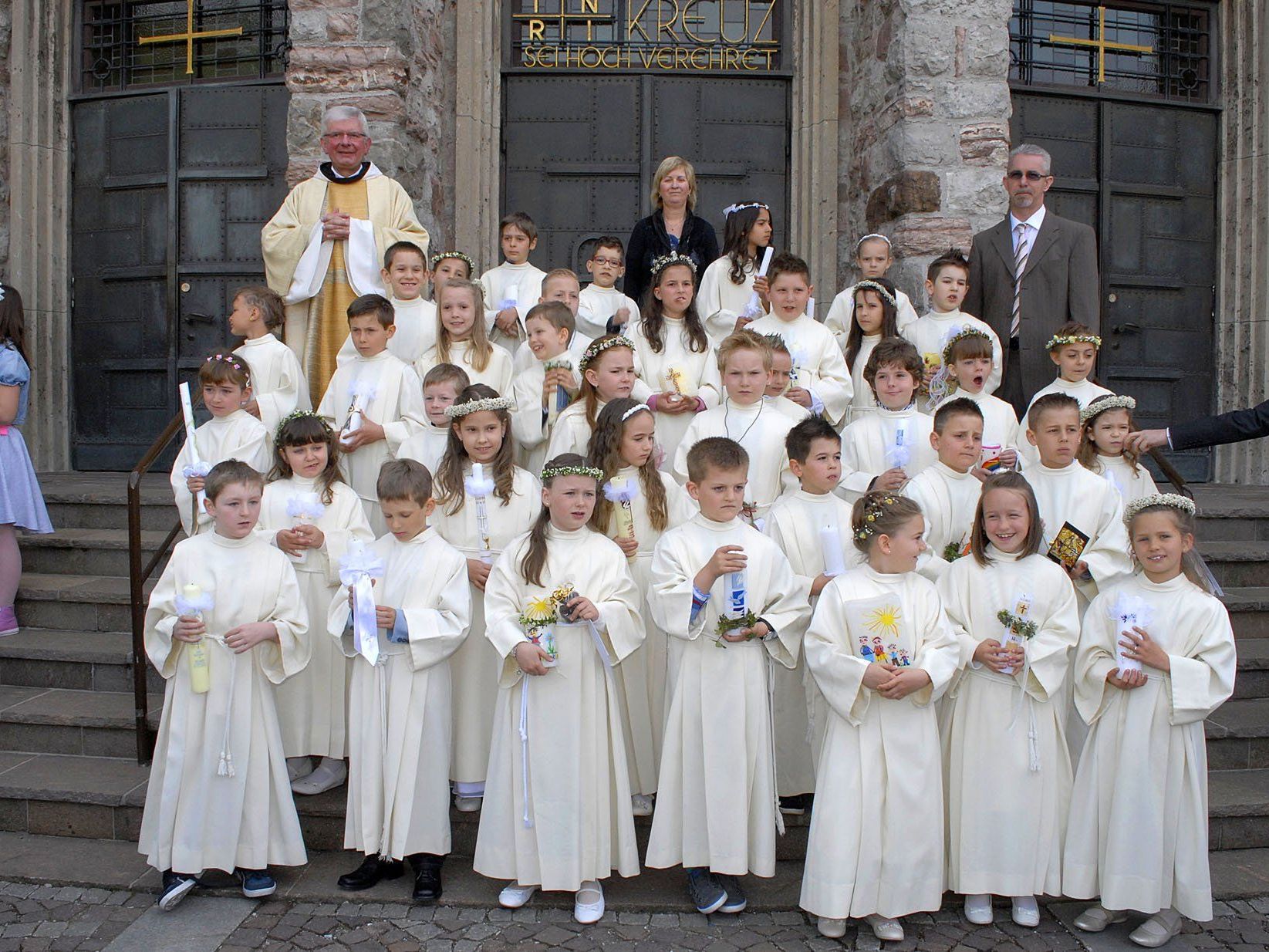 38 Bludenzer Kinder empfingen die erste heilige Kommunion in der Heilig-Kreuz-Kirche. 38 Bludenzer Kinder empfingen die erste heilige Kommunion in der Heilig-Kreuz-Kirche.