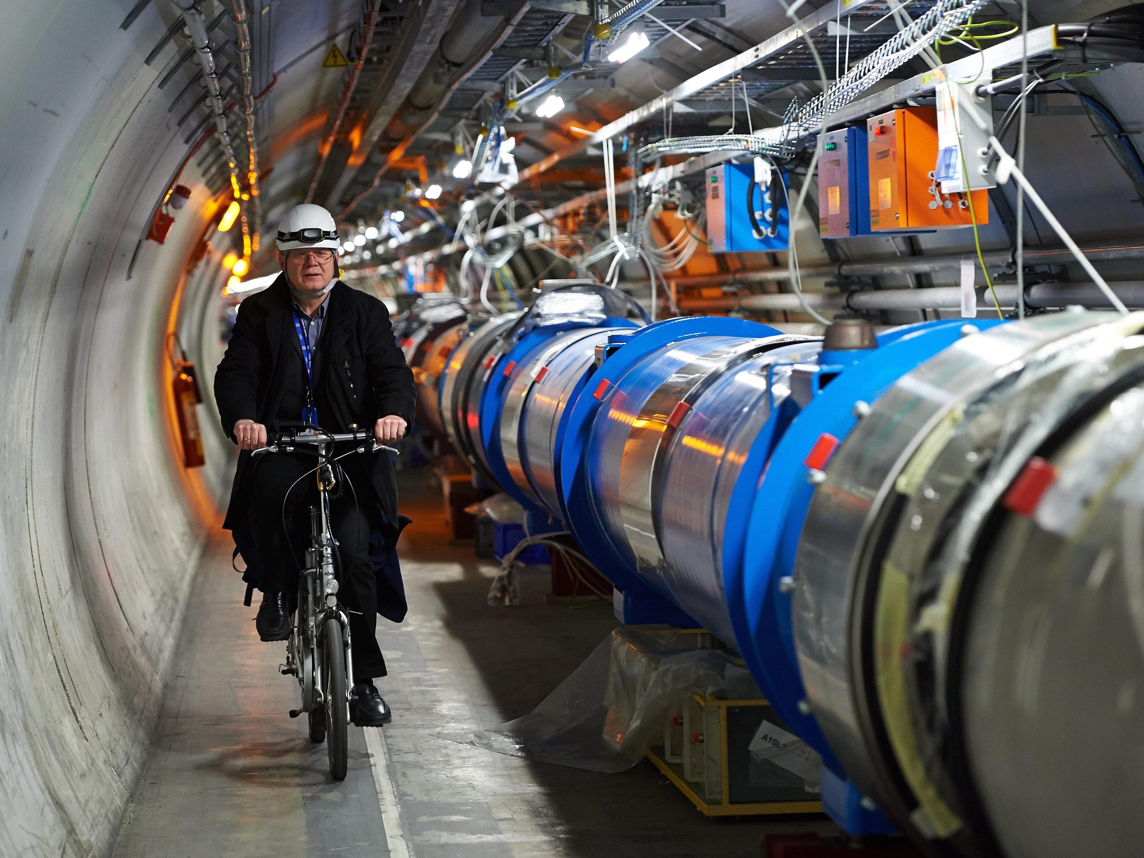 Der Large Hadron Collider am CERN bringt wieder Protonen auf Trab.