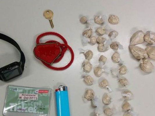 Eine größere Menge an Heroin wurde bei dem 20-Jährigen sichergestellt. Eine größere Menge an Heroin wurde bei dem 20-Jährigen sichergestellt.