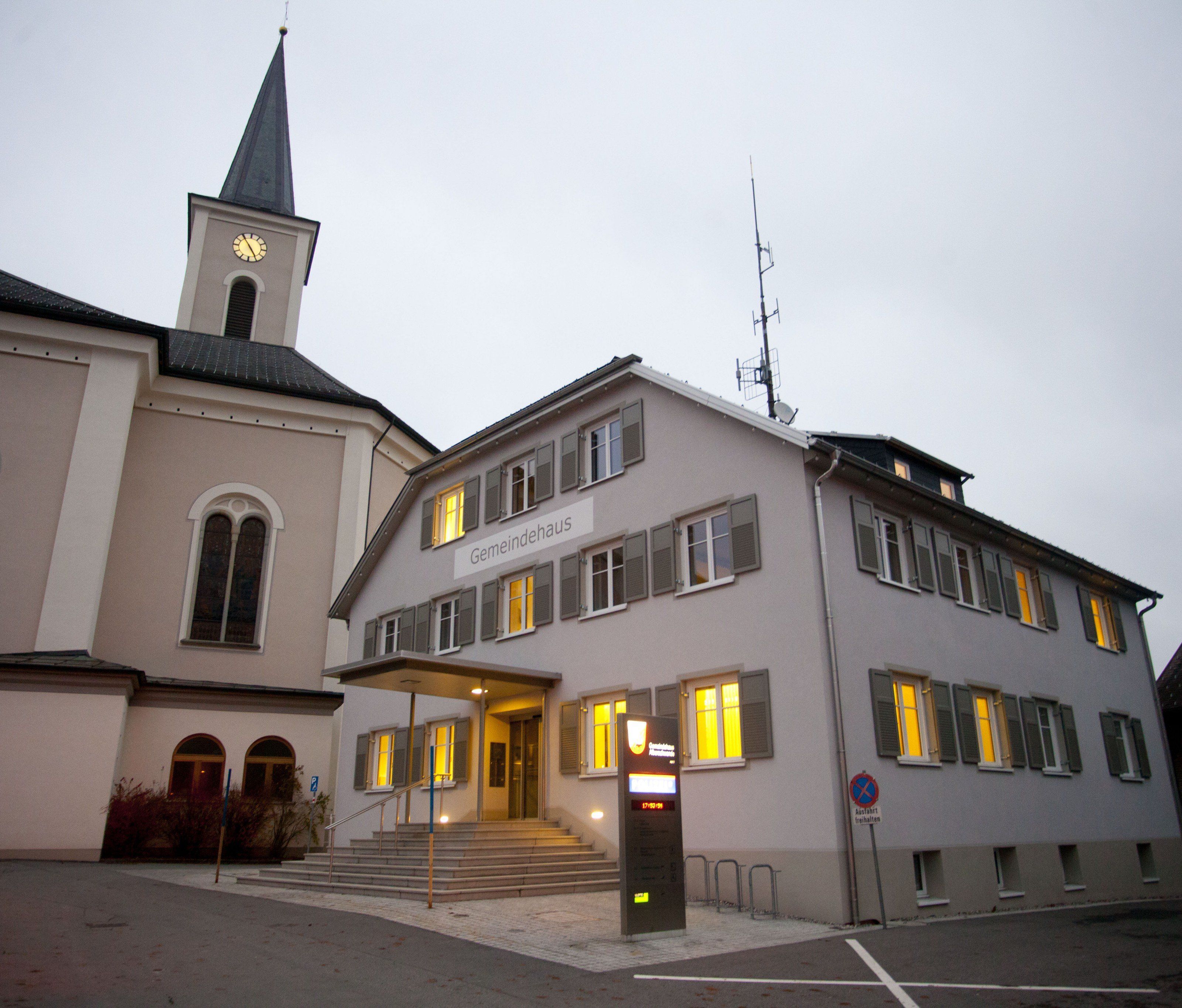 Unbekannte attackierten am Montag das Asylheim in Alberschwende. Unbekannte attackierten am Montag das Asylheim in Alberschwende.