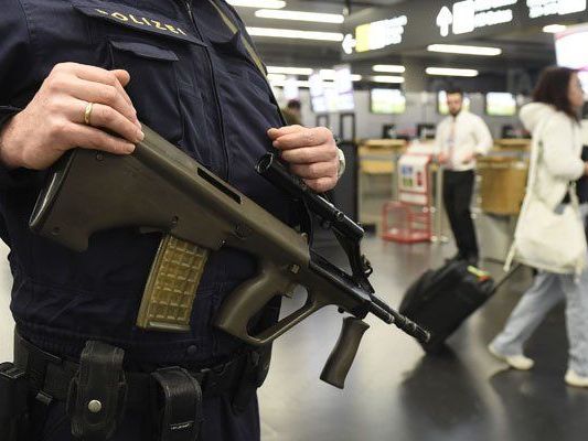Am Wiener Flughafen wurden mutmaßliche Jihadisten festgenommen. Am Wiener Flughafen wurden mutmaßliche Jihadisten festgenommen.
