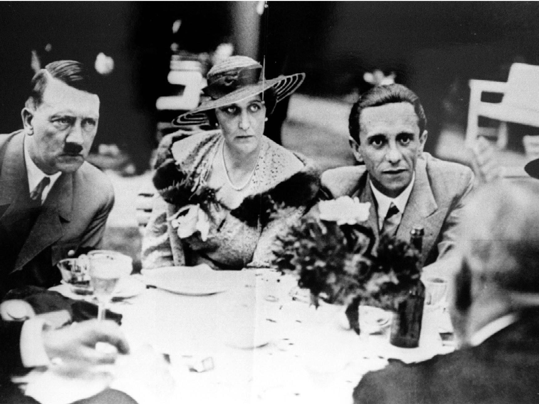 Streit um Goebbels-Nachlass. Im Bild: Joseph Goebbels mit seiner Frau Magda und Adolf Hitler (v.r.)