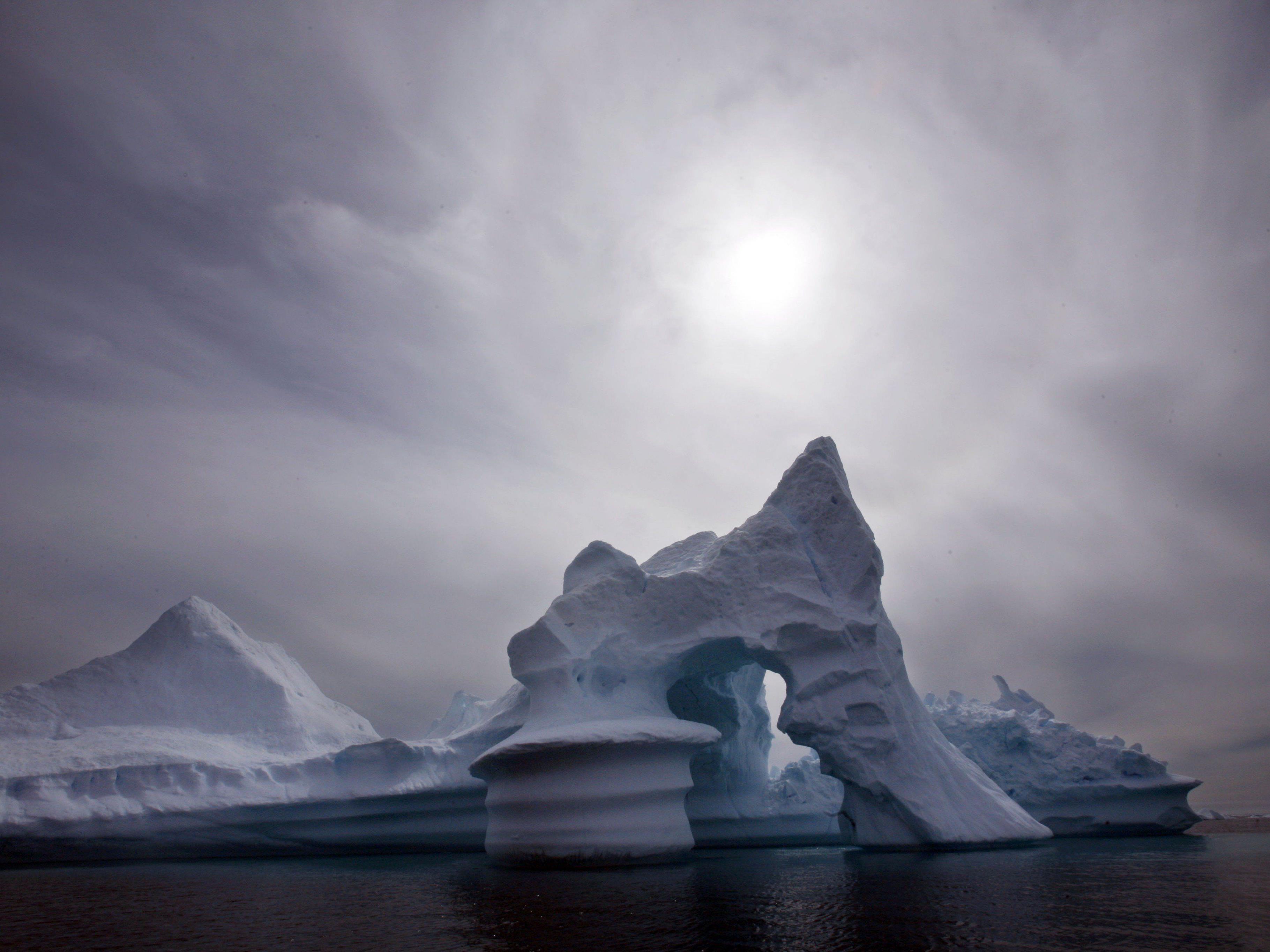 Oberfläche des Grönland-Eisschildes wird durch Schmelzen immer dunkler
