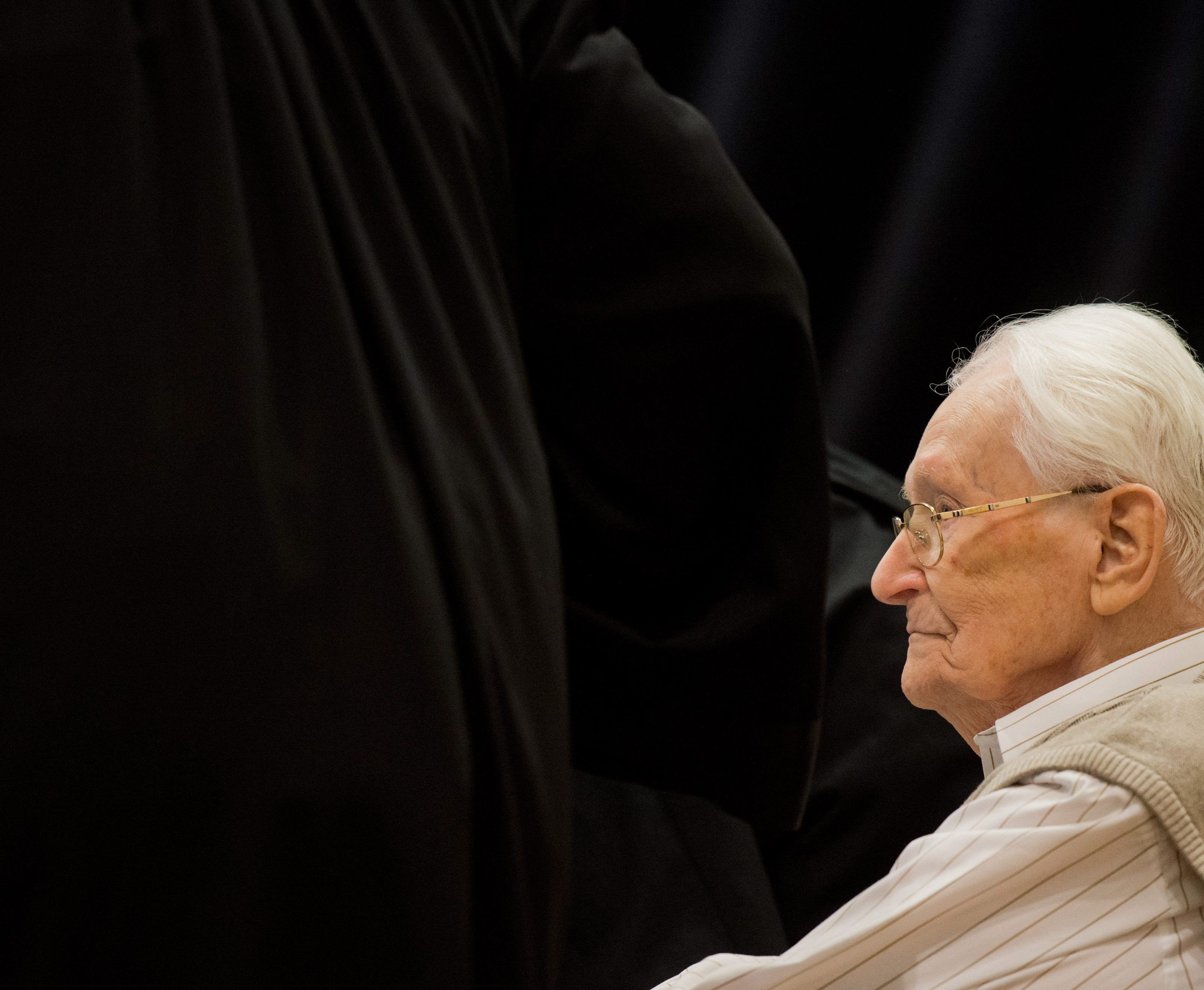 In einem der letzten großen Auschwitz-Prozesse muss sich Oskar Gröning vor Gericht verantworten. In einem der letzten großen Auschwitz-Prozesse muss sich Oskar Gröning vor Gericht verantworten.