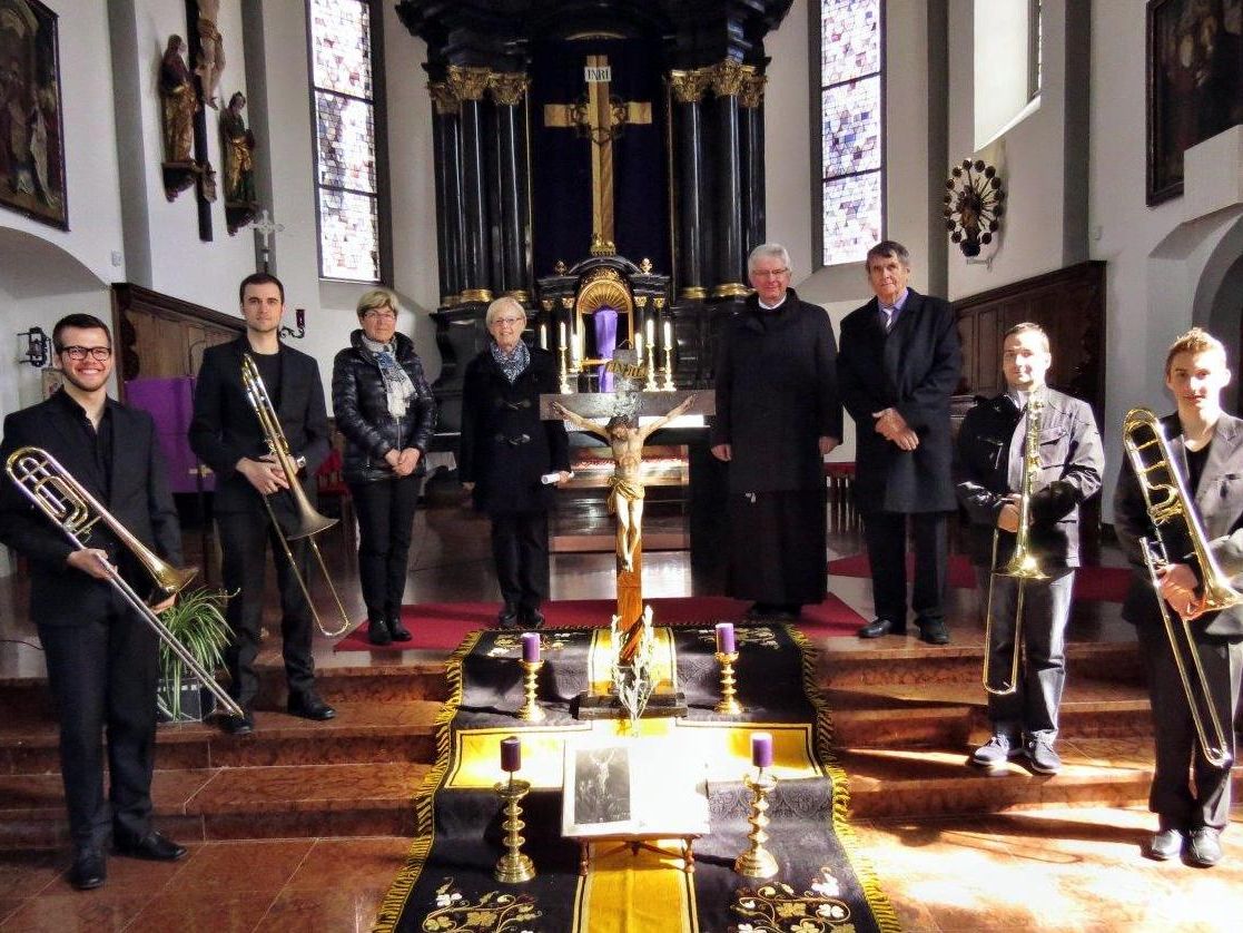Posaunenensemble unter Christoph Gell (vorne links) mit Edith Wehinger, Birgit Kramer, Pfarrer P. Adrian und dem Obmann des Seniorenbundes Bludenz Josef Gantner Posaunenensemble unter Christoph Gell (vorne links) mit Edith Wehinger, Birgit Kramer, Pfarrer P. Adrian und dem Obmann des Seniorenbundes Bludenz Josef Gantner