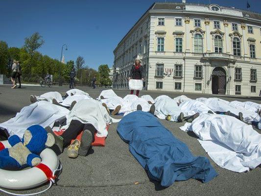 Die Leichentuch-Aktion soll als Protest gegen die EU-Flüchtlingspolitik wirken.