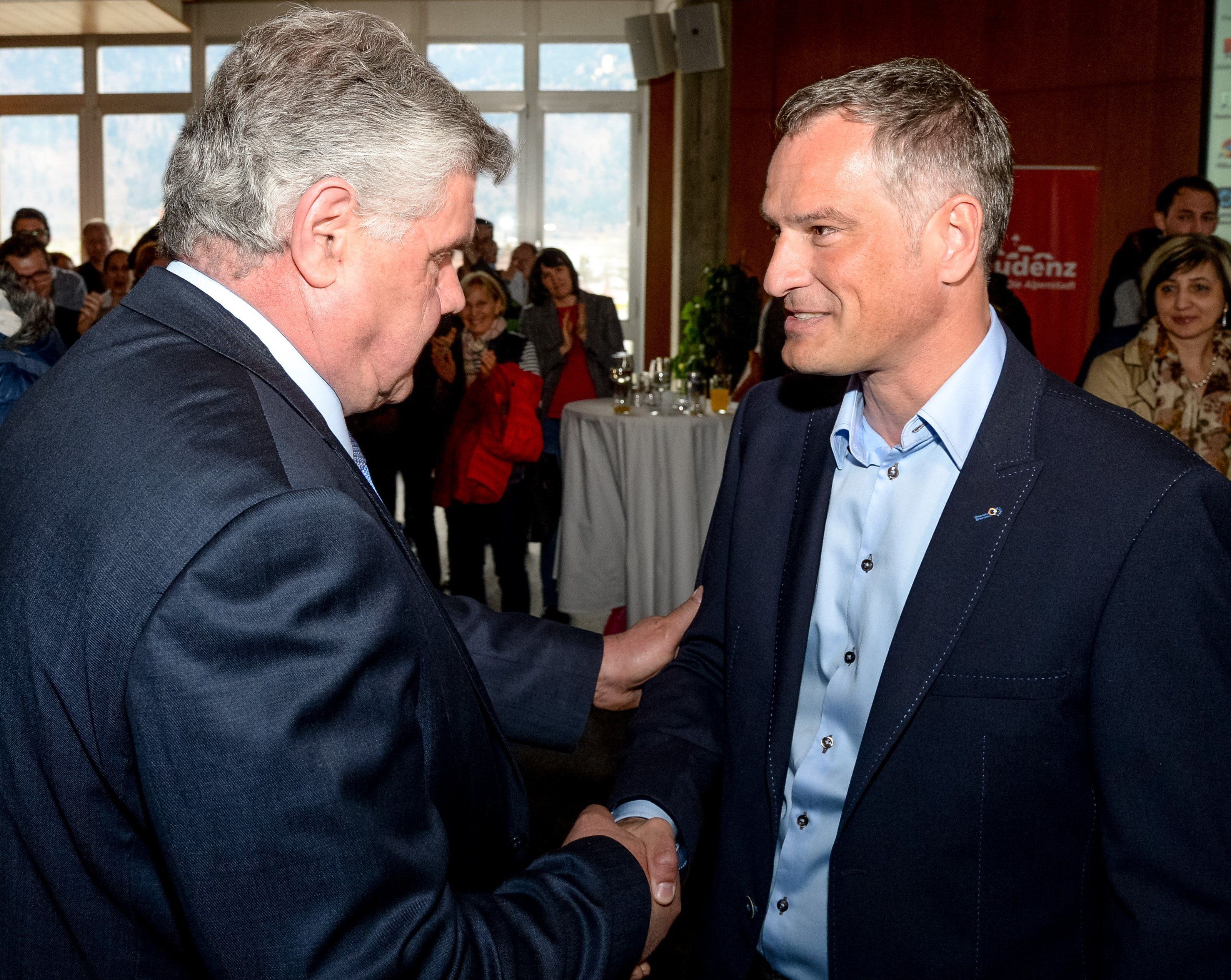 Mario Leiter gratuliert Mandy Katzenmayer nach der Bürgermeisterstichwahl in Bludenz. Mario Leiter gratuliert Mandy Katzenmayer nach der Bürgermeisterstichwahl in Bludenz.