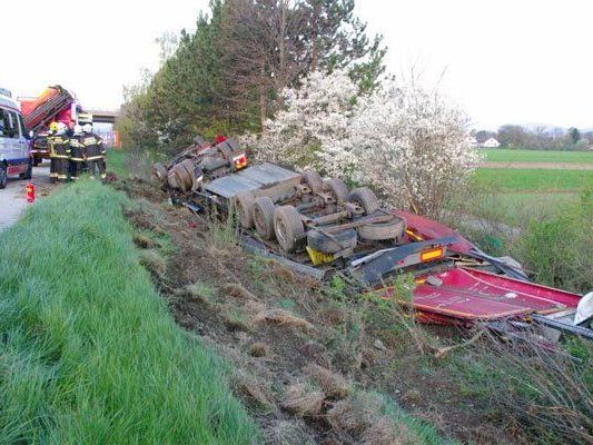 Lkw überschlug sich. Lkw überschlug sich.