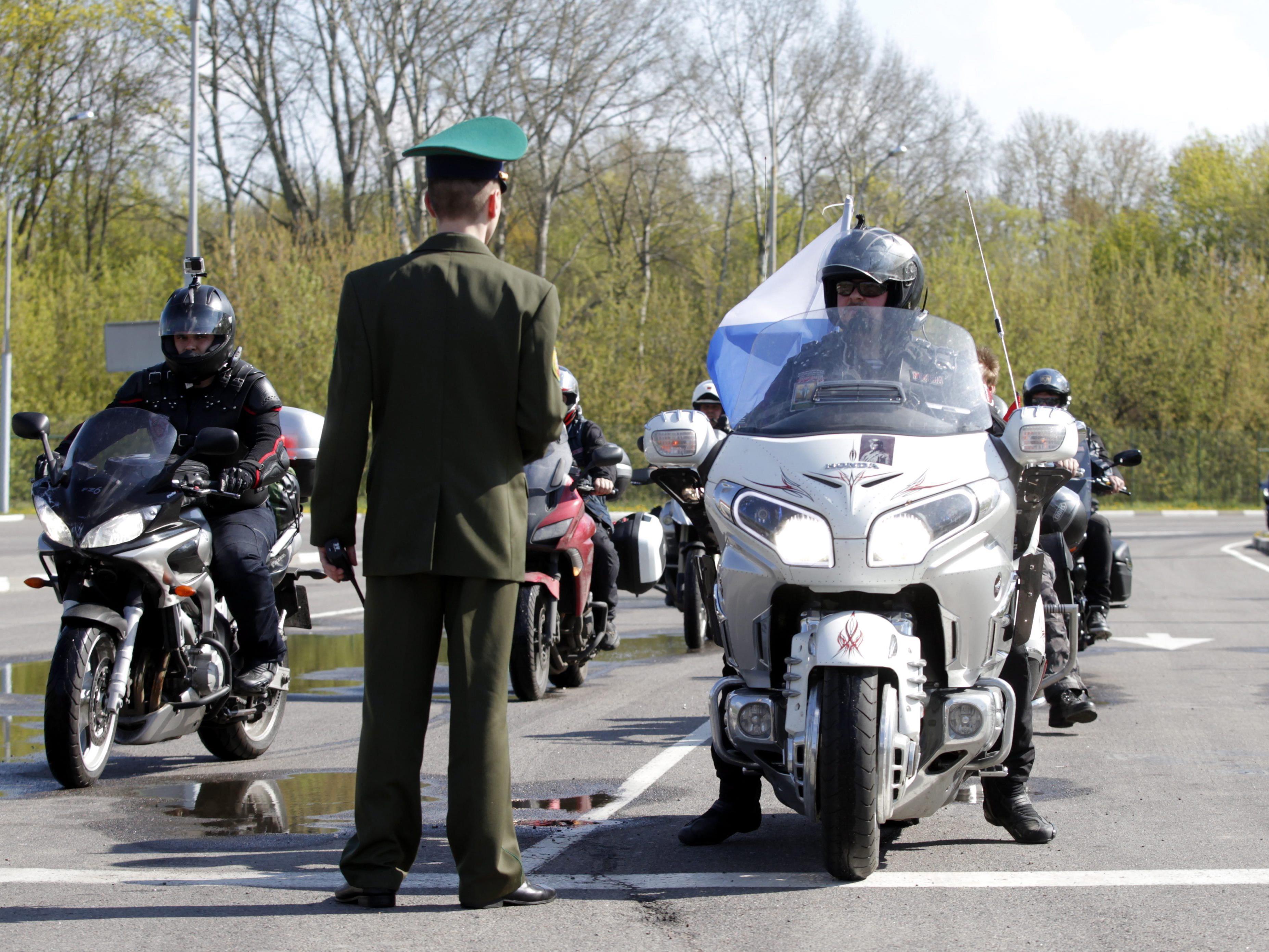 Laut Medien fuhren erste Mitglieder des Motorradclubs bereits am Sonntag über Grenze.