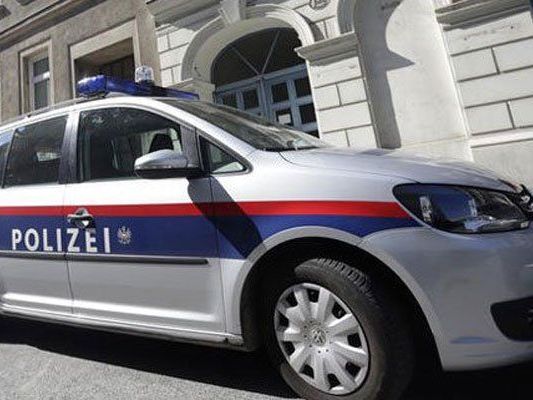 Die Polizei hat den Verletzten festgenommen, als Beamte von ihm attackiert wurden. Die Polizei hat den Verletzten festgenommen, als Beamte von ihm attackiert wurden.