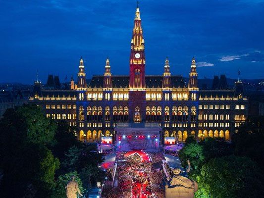Am Rathausplatz hat vom 18. bis 23. Mai das Eurovision Village geöffnet. Am Rathausplatz hat vom 18. bis 23. Mai das Eurovision Village geöffnet.