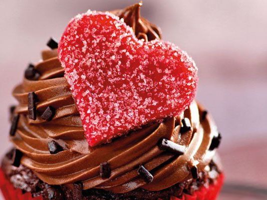Die Schoko-Herz-Cupcakes sind ein richtiger Hingucker! Die Schoko-Herz-Cupcakes sind ein richtiger Hingucker!