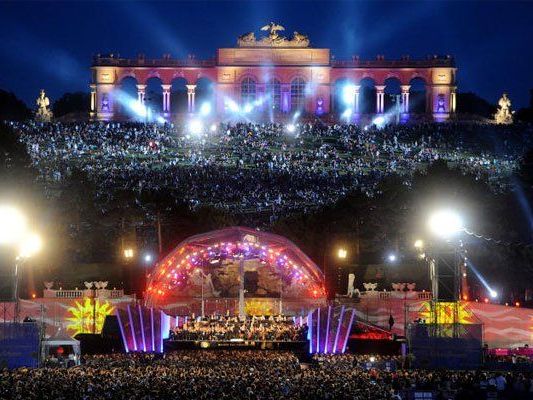 Die Wiener Philharmoniker spielen am Sommernachtskonzert im Schloßpark Schönbrunn auf. Die Wiener Philharmoniker spielen am Sommernachtskonzert im Schloßpark Schönbrunn auf.