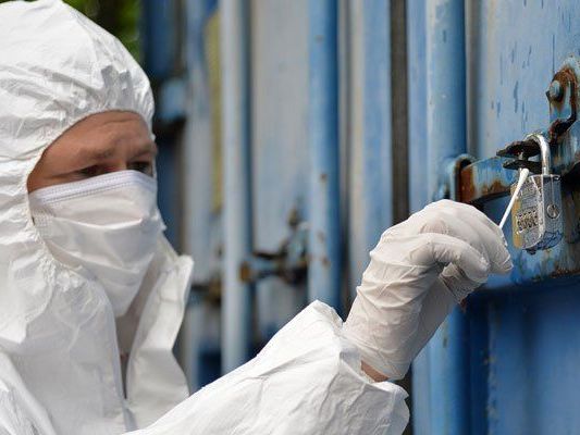 Mitarbeiter der Spurensicherung nahmen die Verdächtigen fest. Mitarbeiter der Spurensicherung nahmen die Verdächtigen fest.