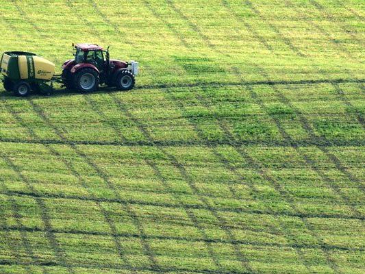 In Niederösterreich wurde ein 79-Jähriger bei einem Unfall mit einem Traktor schwer verletzt.