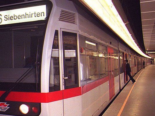 Nach seinem Nickerchen in der U6 wurde der Mann ausgeraubt. Nach seinem Nickerchen in der U6 wurde der Mann ausgeraubt.