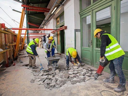 Die Bauarbeiten in der U6-Station dauern bis August. Die Bauarbeiten in der U6-Station dauern bis August.