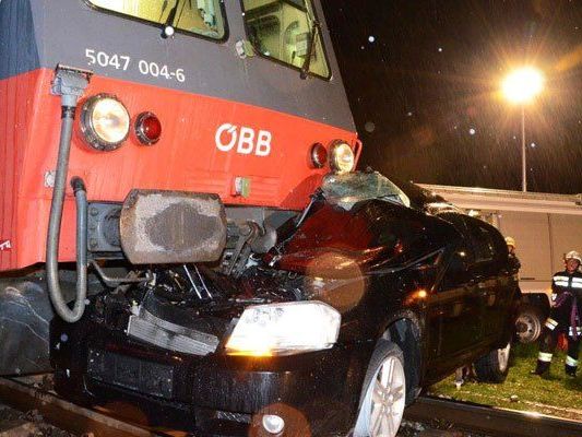 Zwei Personen wurden bei dem Unfall in NÖ schwer verletzt. Zwei Personen wurden bei dem Unfall in NÖ schwer verletzt.