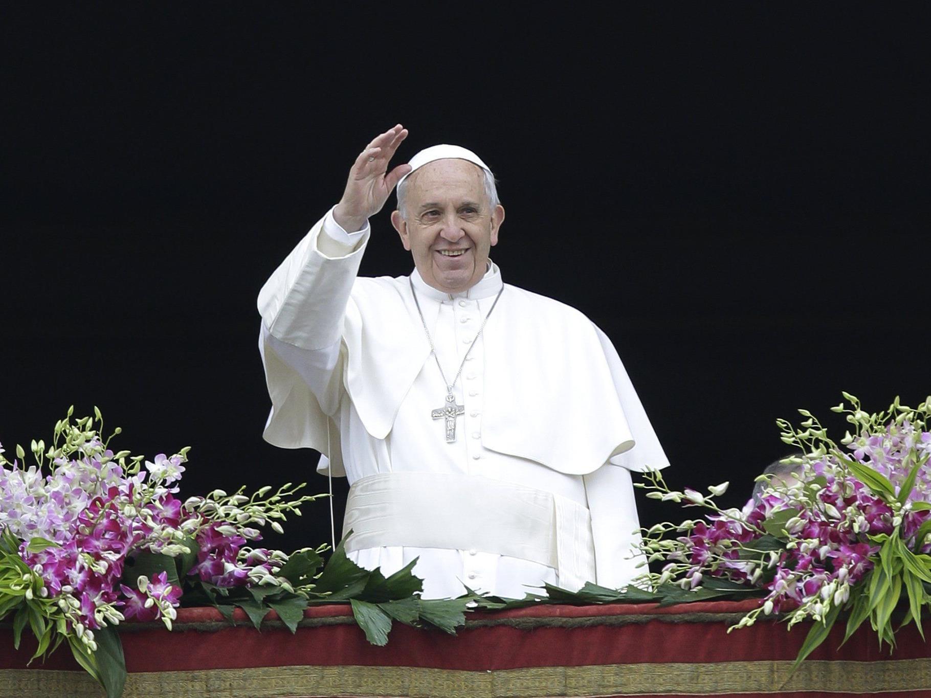 Papst Franziskus spendet den Segen "Urbi et Orbi".