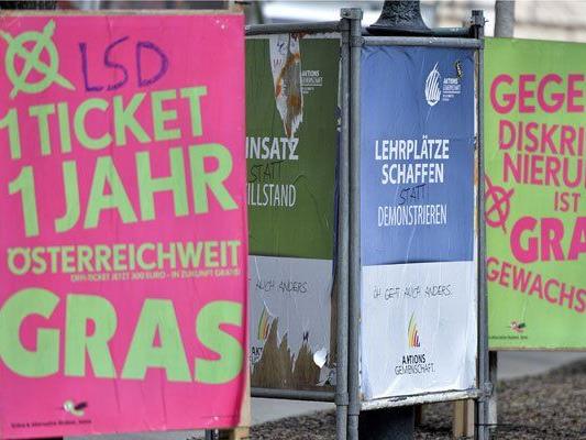 Wahlplakate zu den ÖH-Wahlen vor der Uni Wien.