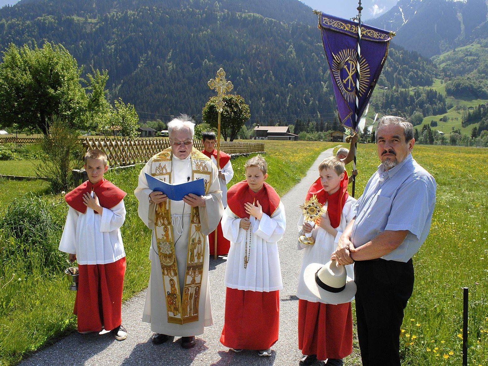 An einigen Orten, wie auch hier, wurden geringe Mengen an geweihten Palmen, Kohle, Weihrauch und Salz in die Erde gesteckt. An einigen Orten, wie auch hier, wurden geringe Mengen an geweihten Palmen, Kohle, Weihrauch und Salz in die Erde gesteckt.