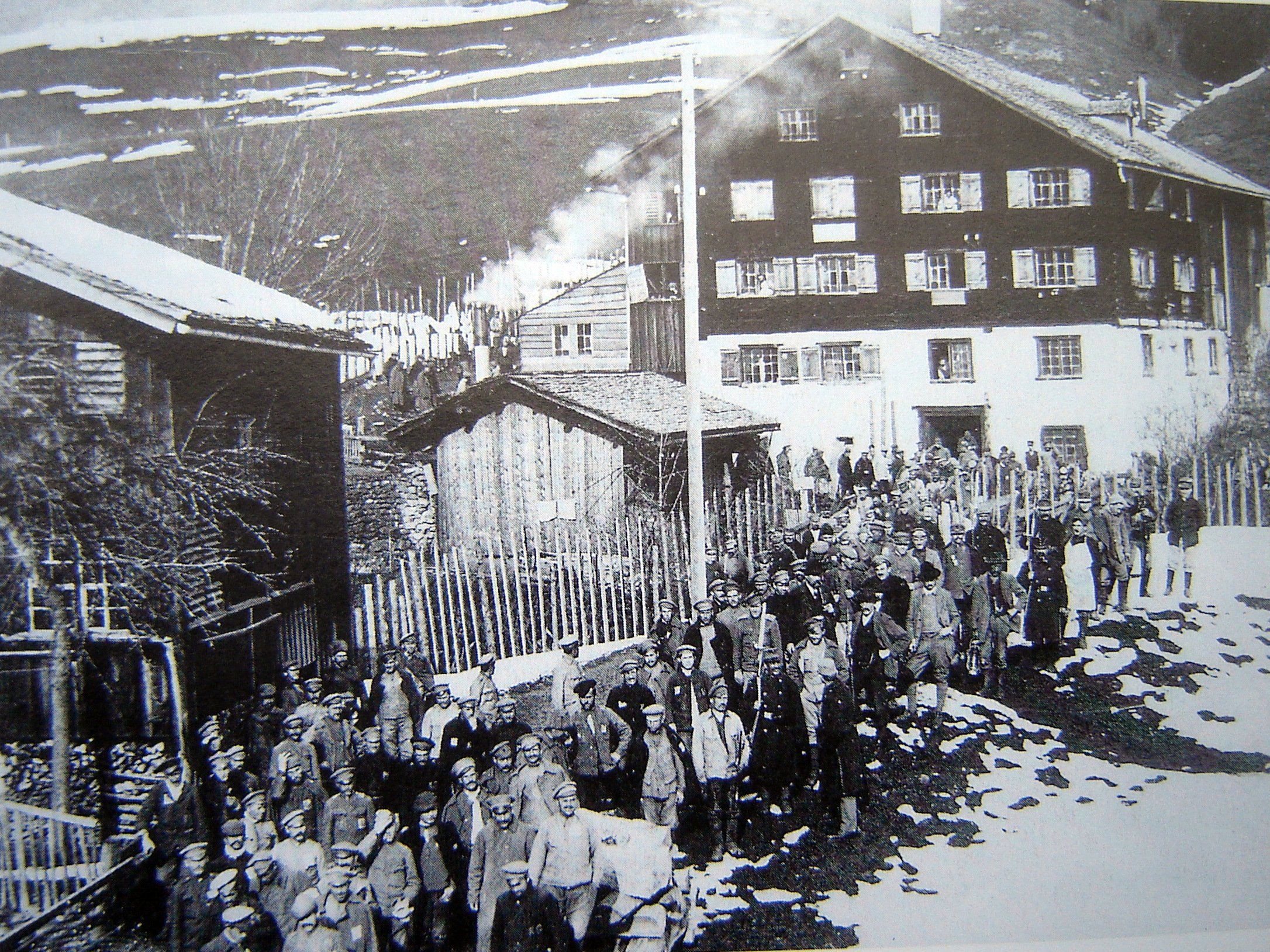 Russische Kriegsgefangene mit Wachmannschaft vor der "Alten Mühle" in Au - Rehmen. Russische Kriegsgefangene mit Wachmannschaft vor der "Alten Mühle" in Au - Rehmen.