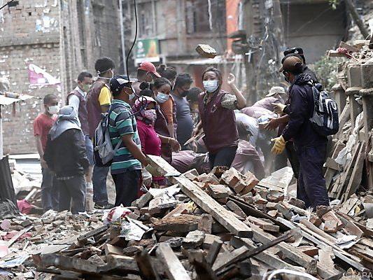 Über 7.000 Menschen starben nach Erdbeben