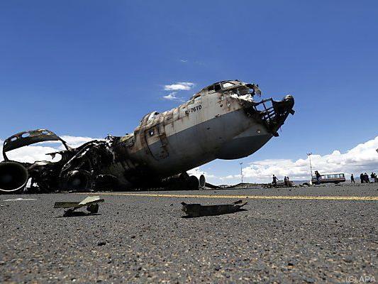 Flugzeug-Wrack auf dem bombardierten Flughafen Sanaa