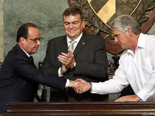 Hollande beim Handschlag mit Kubas Vize-Präsident
