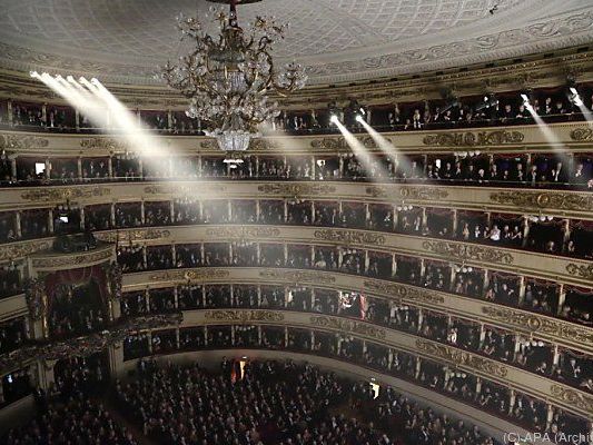 Hauptrollen übernehmen Anna Netrebko, Francesco Meli und Carlos Alvarez Hauptrollen übernehmen Anna Netrebko, Francesco Meli und Carlos Alvarez