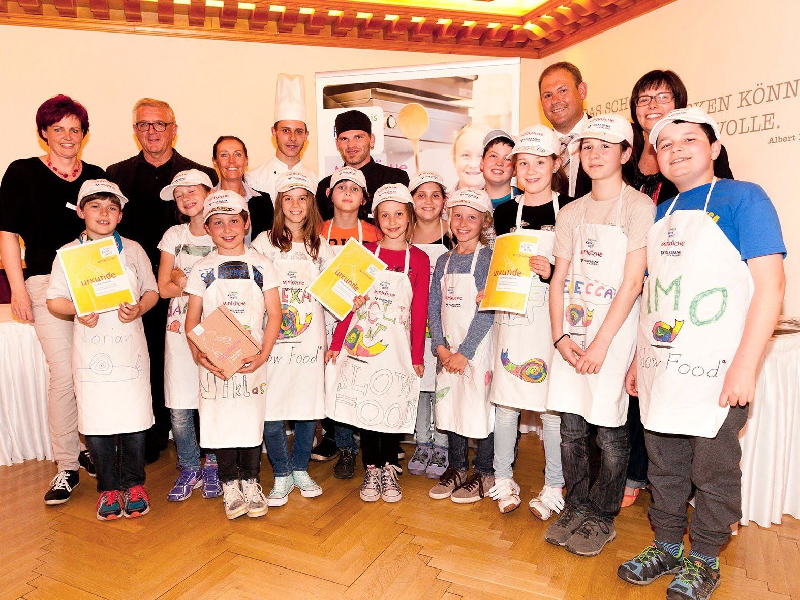 Die Miniköche 2015 mit den Initiatoren und den Köchen im Gasthaus-Restaurant „Fröscha“. Die Miniköche 2015 mit den Initiatoren und den Köchen im Gasthaus-Restaurant „Fröscha“.