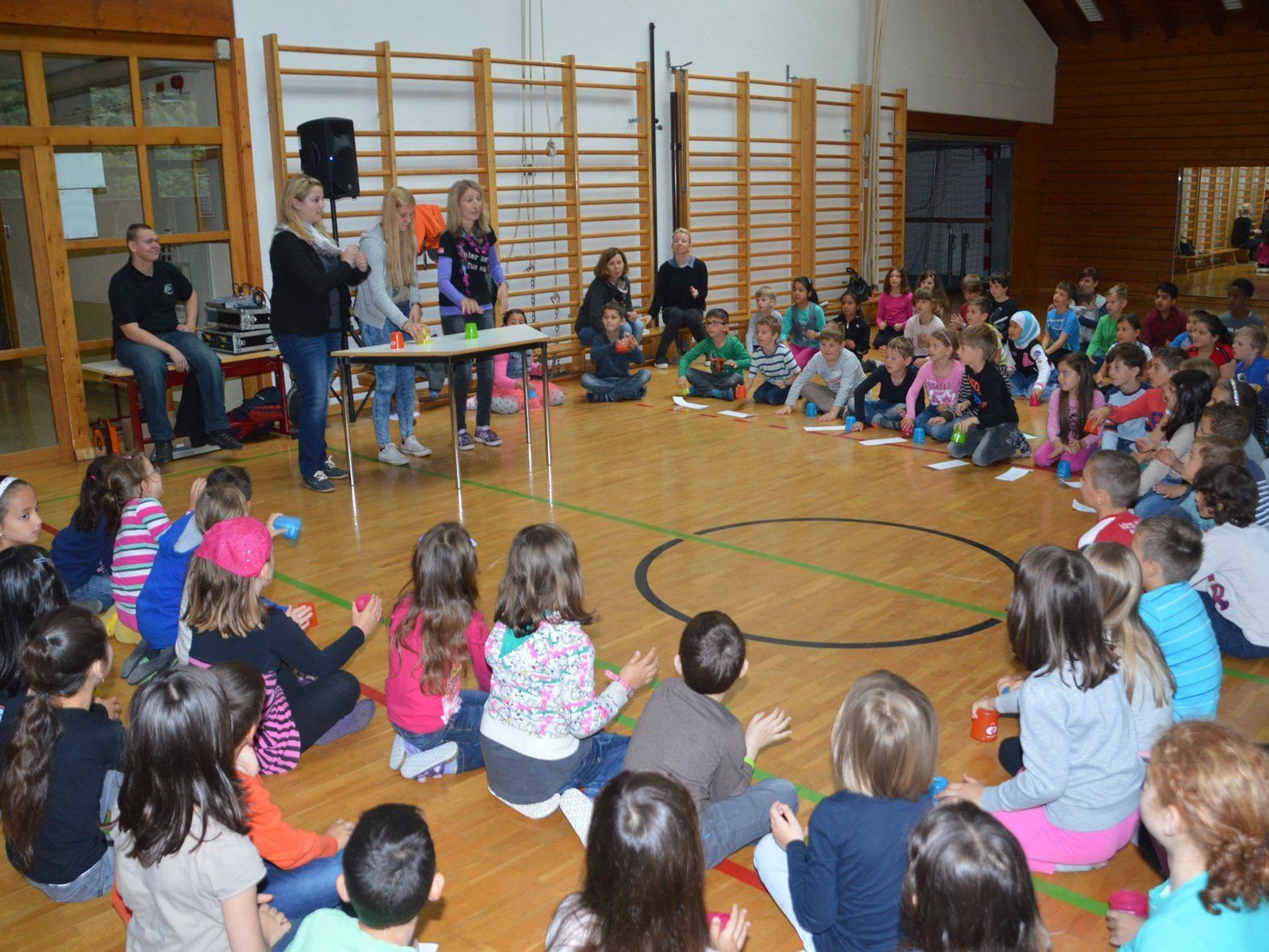 Kinder bei der Probe für den Weltspieltag in der Zentrumsschule Rankweil. Kinder bei der Probe für den Weltspieltag in der Zentrumsschule Rankweil.