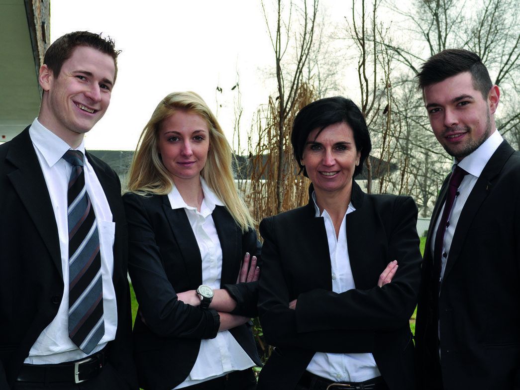 Das Team der Sparkasse Bregenz in Wolfurt feiert das 35jährige Filial-Jubiläum (v.l.n.r.): Marcel Giselbrecht, Katrin Zech, Ingrid Bader (Leiterin), Michael Felder Das Team der Sparkasse Bregenz in Wolfurt feiert das 35jährige Filial-Jubiläum (v.l.n.r.): Marcel Giselbrecht, Katrin Zech, Ingrid Bader (Leiterin), Michael Felder